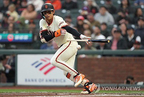 1회 기습 번트를 시도한 이정후[게티이미지/AFP=연합뉴스]