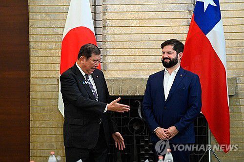 11일(현지시간) 도쿄를 찾은 보리치 칠레 대통령(오른쪽)에게 악수 청하는 이시바 일본 총리[도쿄 로이터=연합뉴스. 재판매 및 DB 금지]