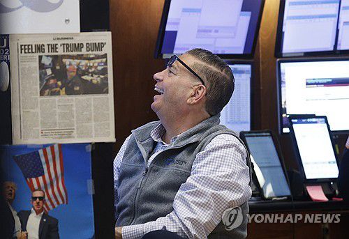 미중 관세 합의에 활짝 웃는 미 뉴욕증시 트레이더(뉴욕 UPI=연합뉴스) 12일(현지시간) 미국과 중국의 관세협상이 타결됐다는 소식에 환히 웃는 뉴욕 증권거래소의 한 트레이더. 2025.5.12