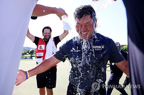 축하 물세례 받는 최경주(서울=연합뉴스) KPGA 투어 역대 최고령 우승을 달성한 최경주가 19일 제주도 서귀포시 핀크스 골프클럽에서 열린 한국프로골프(KPGA) 투어 SK텔레콤 오픈에서 우승을 차지한 뒤 축하 물세례를 받고 있다. 최경주는 1970년 5월 19일생으로, 이날이 54번째 생일이었다. 2024.5.19 [KPGA 제공. 재판매 및 DB 금지] photo@yna.co.kr