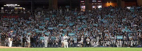 낙동강 더비 구름 관중(창원=연합뉴스) 김동민 기자 = 1일 경남 창원NC파크에서 열린 2024 KBO 리그 롯데 자이언츠 대 NC 다이노스 경기. 1루에서 NC팬이 응원가를 부르며 경기를 즐기고 있다. 2024.10.1 image@yna.co.kr