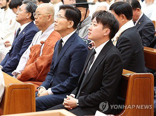 이준석 후보(맨 오른쪽)와 김문수 후보(맨 오른쪽 두 번째)[연합뉴스 자료사진]