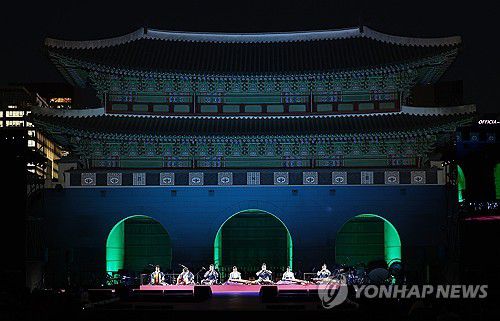 경복궁 흥례문 광장에서 열린 궁중문화축전 개막제(서울=연합뉴스) 김성민 기자 = 25일 서울 종로구 경복궁 흥례문 광장에서 열린 '2025 궁중문화축전 개막제'에서 공연이 진행되고 있다. 2025.4.25 ksm7976@yna.co.kr