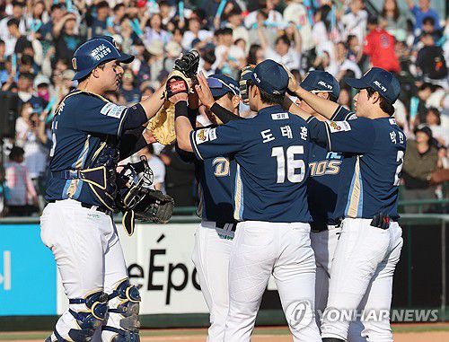 NC 연승(부산=연합뉴스) 강선배 기자 = 4일 부산 사직야구장에서 열린 2024 프로야구 NC 다이노스와 롯데 자이언츠의 경기. NC 선수들이 9대6으로 롯데를 누르고 승리의 기쁨을 나누고 있다. 2025.5.4 sbkang@yna.co.kr