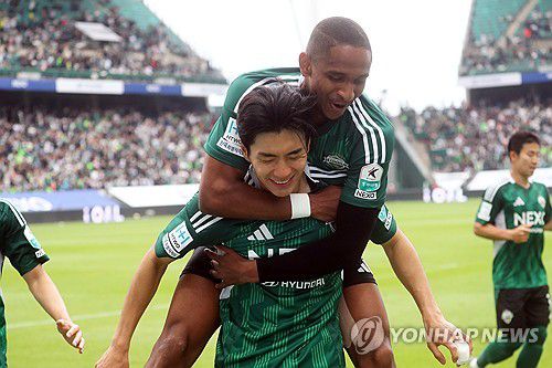 전진우 골 축하해(전주=연합뉴스) 최영수 기자 = 6일 전주월드컵경기장에서 벌어진 프로축구 K리그1. 전북 전진우가 대전에 선제골을 넣자 에리난데사가 무동을 타고 있다. 2025.5.6 kan@yna.co.kr