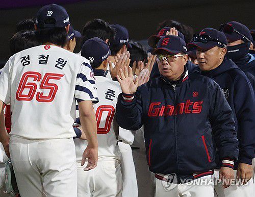 승리의 기쁨 나누는 롯데 선수들(부산=연합뉴스) 강선배 기자 = 7일 부산 사직야구장에서 열린 프로야구 2025 신한 SOL 뱅크 KBO리그 SSG 샌더스와 롯데 자이언츠의 경기. SSG를 6대2로 누르고 승리한 롯데 선수들이 기쁨을 나누고 있다. 2025.5.7 sbkang@yna.co.kr