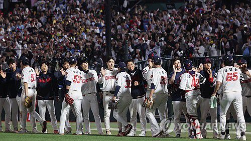 승리의 기쁨 나누는 롯데 선수들(부산=연합뉴스) 강선배 기자 = 7일 부산 사직야구장에서 열린 프로야구 2025 신한 SOL 뱅크 KBO리그 SSG 샌더스와 롯데 자이언츠의 경기. SSG를 6대2로 누르고 승리한 롯데 선수들이 기쁨을 나누고 있다. 2025.5.7 sbkang@yna.co.kr