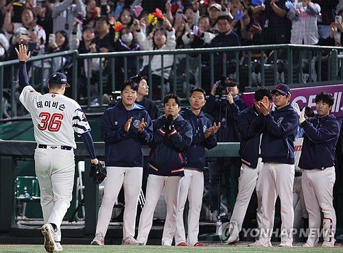 승리투수 요건 갖추고 내려오는 롯데 데이비슨(부산=연합뉴스) 강선배 기자 = 7일 부산 사직야구장에서 열린 프로야구 2025 신한 SOL 뱅크 KBO리그 SSG 샌더스와 롯데 자이언츠의 경기. 롯데 선발 데이비슨이 7⅔이닝을 5피안타 1실점으로 마치고 교체, 팬들과 동료들에게 환영받고 있다. 2025.5.7 sbkang@yna.co.kr