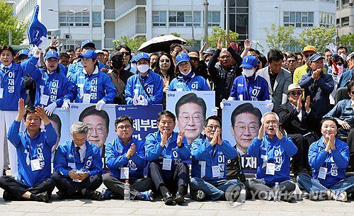 5ㆍ18민주광장에서 열린 민주당 광주시선대위 출정식(광주=연합뉴스) 조남수 기자 = 제21대 대통령 공식 선거운동 첫날인 12일 오후 광주 동구 5·18민주광장에서 더불어민주당 광주시선대위 출정식이 열리고 있다. 2025.5.12 iso64@yna.co.kr