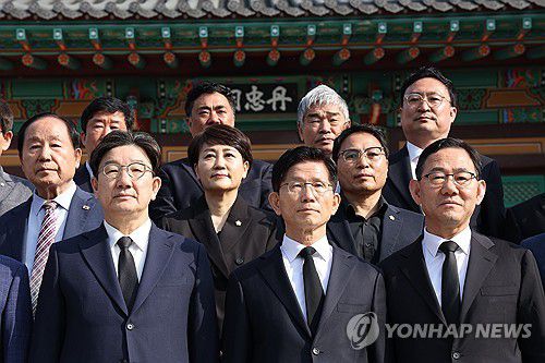 대구 신암선열공원 찾은 김문수 후보(대구=연합뉴스) 박동주 기자 = 국민의힘 김문수 대선 후보가 13일 대구 신암선열공원을 방문해 참배한 뒤 기념촬영하고 있다. 2025.5.13 pdj6635@yna.co.kr