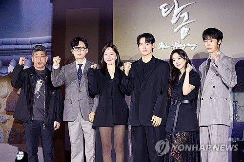 넷플릭스 미스터리 멜로 사극 '탄금' 제작발표회(서울=연합뉴스) 진연수 기자 = 13일 서울 구로구 라마다호텔에서 열린 넷플릭스 시리즈 '탄금' 제작발표회에서 감독과 배우들이 포즈를 취하고 있다. 왼쪽부터 김홍선 감독, 배우 박병은, 엄지원, 정가람, 조보아, 이재욱. 2025.5.13 jin90@yna.co.kr