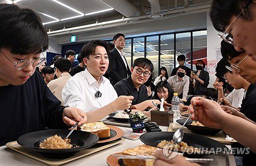 경북대학생들과 대화 나누는 이준석 후보(대구=연합뉴스) 류영석 기자 = 개혁신당 이준석 대선 후보가 13일 '학식먹자 이준석' 행사가 열린 대구 경북대학교에서 학생들과 학식을 먹으며 대화하고 있다. 2025.5.13 ondol@yna.co.kr