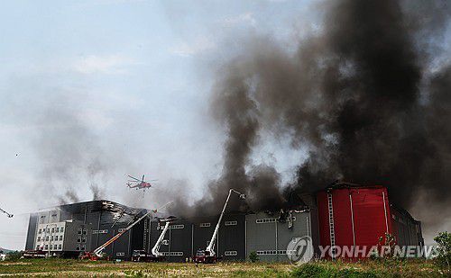 연기를 뚫고(이천=연합뉴스) 홍기원 기자 = 13일 경기도 이천시 부발읍 소재 대형 물류창고에서 불이 나 소방헬기가 진화작업을 하고 있다. 2025.5.13 xanadu@yna.co.kr
