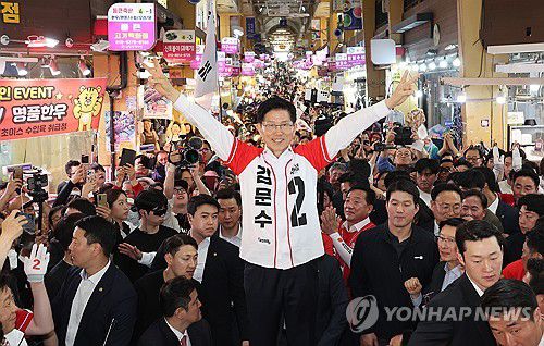 남구신정시장에서 인사하는 김문수 후보(울산=연합뉴스) 박동주 기자 = 국민의힘 김문수 대선 후보가 13일 울산 남구신정시장에서 유세를 하고 있다. 2025.5.13 pdj6635@yna.co.kr