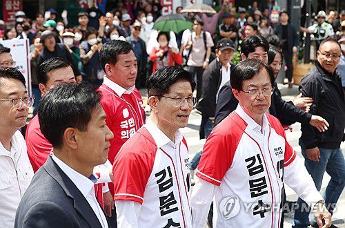 김문수 후보 울산 방문(울산=연합뉴스) 박동주 기자 = 국민의힘 김문수 대선 후보가 13일 울산 남구신정시장 인근에서 유세하기 위해 이동하고 있다. 2025.5.13 [공동취재] pdj6635@yna.co.kr