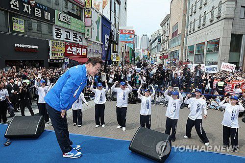 인사하는 이재명 후보(대구=연합뉴스) 김주성 기자 = 더불어민주당 이재명 대선 후보가 13일 '보수의 심장'이라고 불리는 대구광역시의 동성로 거리에서 연설을 마친 후 인사하고 있다. 2025.5.13 [공동취재] utzza@yna.co.kr