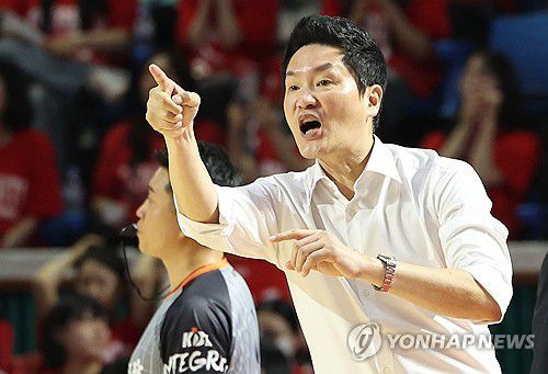 지시하는 전희철 감독(서울=연합뉴스) 서명곤 기자 = 13일 서울 송파구 잠실학생체육관에서 열린 2024-2025 KCC 프로농구 챔피언결정전 5차전 서울 SK와 창원 LG의 경기. 서울 SK 전희철 감독이 지시를 하고 있다. 2025.5.13 seephoto@yna.co.kr