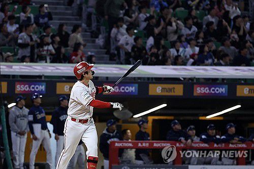 SSG 최정, KBO 리그 최초 500홈런(인천=연합뉴스) 임순석 기자 = 13일 인천 SSG랜더스필드에서 열린 프로야구 2025 신한 SOL 뱅크 KBO리그 NC 다이노스와 SSG 랜더스의 경기. SSG 최정이 6회 말 2사 1루 때 KBO 리그 최초 통산 500홈런을 치고 있다. 2025.5.13 soonseok02@yna.co.kr