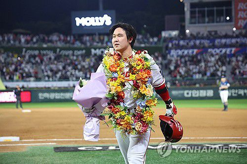 SSG 최정, KBO 리그 최초 500홈런(인천=연합뉴스) 임순석 기자 = 13일 인천 SSG랜더스필드에서 열린 프로야구 2025 신한 SOL 뱅크 KBO리그 NC 다이노스와 SSG 랜더스의 경기. KBO 리그 최초 통산 500홈런을 친 SSG 최정이 꽃다발을 든 채 이동하고 있다. 2025.5.13 soonseok02@yna.co.kr