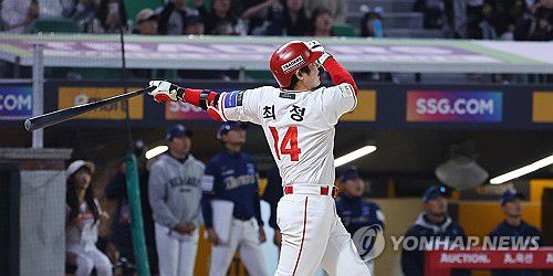 SSG 최정, KBO 리그 최초 500홈런(인천=연합뉴스) 임순석 기자 = 13일 인천 SSG랜더스필드에서 열린 프로야구 2025 신한 SOL 뱅크 KBO리그 NC 다이노스와 SSG 랜더스의 경기. SSG 최정이 6회 말 2사 1루 때 KBO 리그 최초 통산 500홈런을 치고 있다. 2025.5.13 soonseok02@yna.co.kr