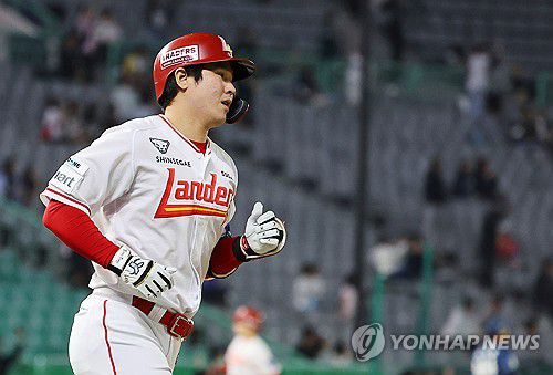 SSG 최정, KBO 리그 최초 500홈런(인천=연합뉴스) 임순석 기자 = 13일 인천 SSG랜더스필드에서 열린 프로야구 2025 신한 SOL 뱅크 KBO리그 NC 다이노스와 SSG 랜더스의 경기. SSG 최정이 6회 말 2사 1루 때 KBO 리그 최초 통산 500홈런을 친 후 그라운드를 달리고 있다. 2025.5.13 soonseok02@yna.co.kr