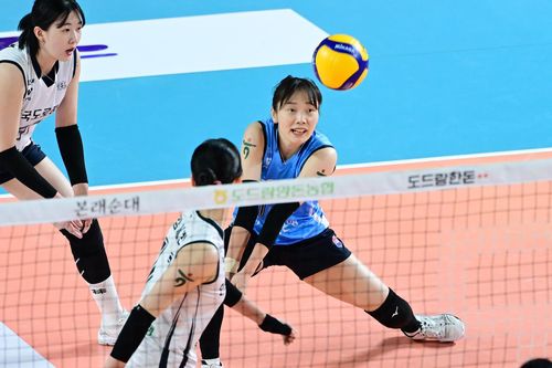 리시브하는 한국도로공사의 문정원(맨 오른쪽)[한국배구연맹 제공. 재판매 및 DB 금지]