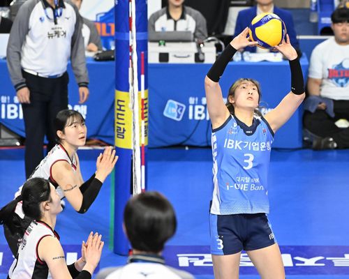 토스하는 IBK기업은행의 최연진(맨 오른쪽) [한국배구연맹 제공. 재판매 및 DB 금지]