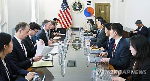 안덕근 장관과 미국 무역대표부 대표 면담(서울=연합뉴스) 안덕근 산업통상자원부 장관이 지난달 24일(현지시간) 미국 워싱턴DC 무역대표부(USTR) 회의실에서 제이미슨 그리어 미국 무역대표부 대표와 면담하고 있다. 2025.4.25 [산업통상자원부 제공. 재판매 및 DB 금지] photo@yna.co.kr