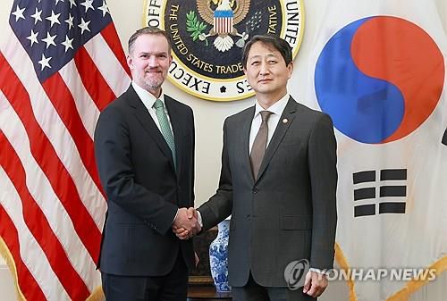 안덕근 산업부 장관, 미국무역대표부 대표 면담(서울=연합뉴스) 안덕근 산업통상자원부 장관이 지난 3월 28일(현지시간) 미국 워싱턴DC 미국무역대표부(USTR) 회의실에서 제이미슨 그리어 USTR 대표와 기념 촬영하고 있다. 2025.3.1 [산업통상자원부 제공. 재판매 및 DB 금지] photo@yna.co.kr