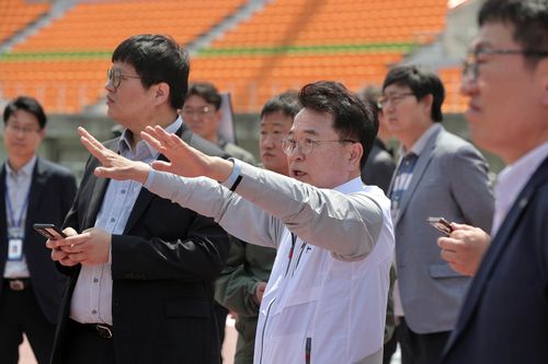 육동한 춘천시장, 경기장 점검[춘천시 제공.재판매 및 DB 금지]