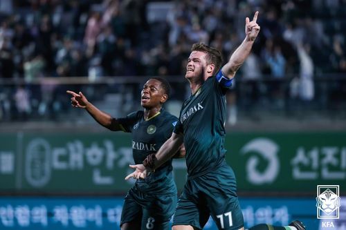 골 터뜨리고 기뻐하는 김포의 채프먼(오른쪽)[대한축구협회 제공. 재판매 및 DB 금지]