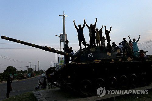 인도·파키스탄 충돌지난 10일 인도와 파키스탄이 휴전에 합의하자 파키스탄 시민들이 전차 위에 올라 기뻐하고 있다. [AFP 연합뉴스 자료사진. 재판매 및 DB 금지]