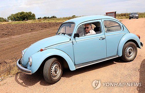 2015년 자신의 승용차를 운전하는 무히카 전 대통령[AFP 연합뉴스 자료사진. 재판매 및 DB 금지]