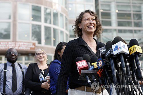 메넨데스 형제의 사촌 애너마리아 바랄트가 13일(현지시간) 재심의 감형 판결에 기뻐하는 모습[EPA=연합뉴스. 재판매 및 DB 금지]