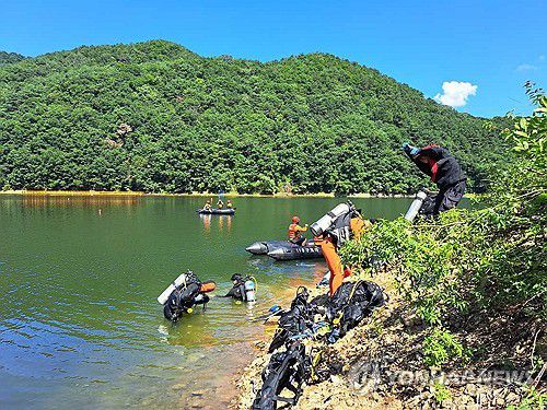 홍천 대룡저수지 실종자 수색 작업 [홍천소방서 제공. 재판매 및 DB 금지]