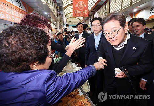 사천읍시장 상인과 인사하는 이재명 후보(사천=연합뉴스) 김도훈 기자 = 영남 신라벨트 골목골목 경청투어에 나선 더불어민주당 이재명 대선 후보가 10일 경남 사천시 사천읍시장을 찾아 상인들과 인사하고 있다. 2025.5.10 superdoo82@yna.co.kr