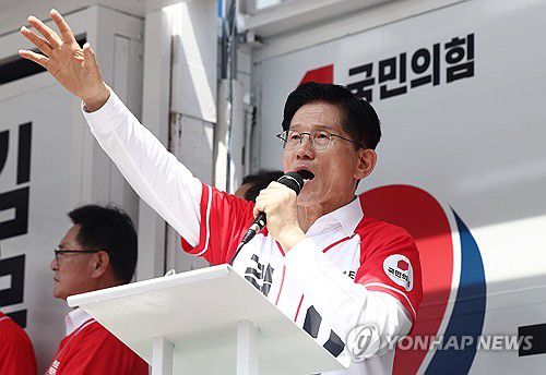 김문수 후보 울산 유세(울산=연합뉴스) 박동주 기자 = 국민의힘 김문수 대선 후보가 13일 울산 남구신정시장 인근에서 유세를 하고 있다. 2025.5.13 [공동취재] pdj6635@yna.co.kr