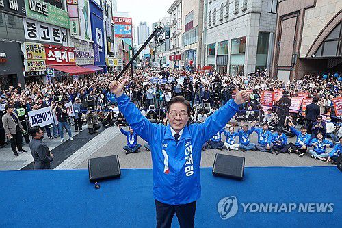 두손 들어 보이는 이재명 후보[연합뉴스 자료사진. 재판매 및 DB 금지]