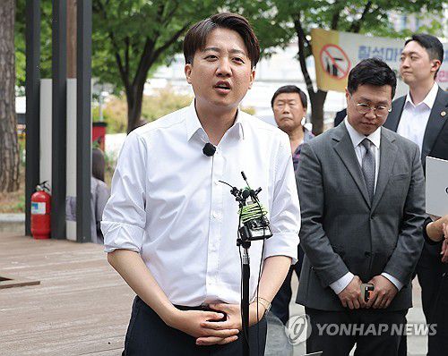 취재진 앞 발언하는 이준석 후보(대구=연합뉴스) 류영석 기자 = 개혁신당 이준석 대선후보가 13일 대구 칠성시장 앞에서 취재진 질문에 답하고 있다. 2025.5.13 ondol@yna.co.kr