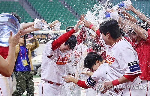 500홈런 달성, 축하 물세례 받는 최정(인천=연합뉴스) 임순석 기자 = SSG 최정이 13일 인천 SSG랜더스필드에서 열린 프로야구 2025 신한 SOL 뱅크 KBO리그 NC 다이노스와 SSG 랜더스의 경기에서 6-3으로 승리한 후 동료들로부터 KBO 리그 최초 통산 500홈런 달성 축하를 물세례를 받고 있다. 2025.5.13 soonseok02@yna.co.kr