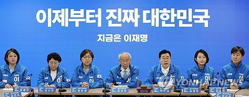 발언하는 박찬대 총괄선대위원장(서울=연합뉴스) 이진욱 기자 = 더불어민주당 상임총괄선대위원장인 박찬대 원내대표가 14일 서울 여의도 민주당 중앙당사에서 열린 중앙선거대책위원회의에서 발언하고 있다. 2025.5.14 cityboy@yna.co.kr