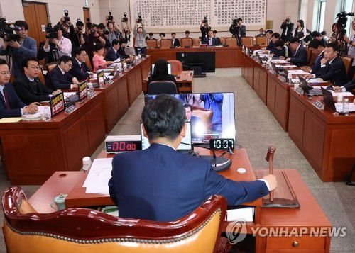 의사봉 두드리는 정청래 위원장(서울=연합뉴스) 김주형 기자 = 14일 서울 여의도 국회에서 열린 법원조직법·공직선거법·헌법재판소 등을 심사하는 법제사법위원회 전체회의에서 더불어민주당 소속 정청래 위원장이 의사봉을 두드리고 있다. 2025.5.14 kjhpress@yna.co.kr