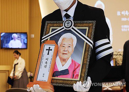 일본군 위안부 피해자 이옥선 할머니 발인 엄수(용인=연합뉴스) 홍기원 기자 = 14일 경기도 용인시 수지구 쉴낙원 경기장례식장에서 일본군 위안부 피해자 이옥선 할머니 발인이 엄수되고 있다. 2025.5.14 xanadu@yna.co.kr