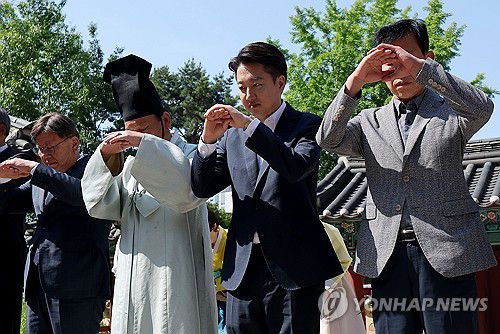 개혁신당 이준석 후보, 부산 동래향교에서(부산=연합뉴스) 류영석 기자 = 개혁신당 이준석 대선 후보가 14일 부산 동래향교에서 성균관유도회 양연모 전교 등 관계자들과 함께 절을 하고 있다. 2025.5.14 ondol@yna.co.kr