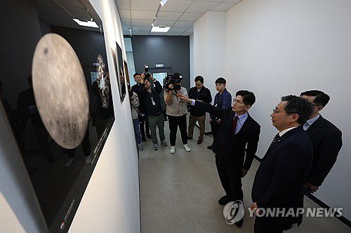 우주 사진 관련 설명듣는 김문수 후보(사천=연합뉴스) 박동주 기자 = 국민의힘 김문수 대선 후보가 14일 경남 사천시 우주항공청을 방문, 윤영빈 청장으로부터 우주 사진 관련 설명을 듣고 있다. 2025.5.14 [공동취재] pdj6635@yna.co.kr