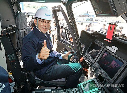 산림청 헬기에 탑승한 김문수 후보(사천=연합뉴스) 박동주 기자 = 국민의힘 김문수 대선 후보가 14일 경남 사천시 한국항공서비스를 방문해 산림청 헬기에 탑승하고 있다. 2025.5.14 [공동취재] pdj6635@yna.co.kr