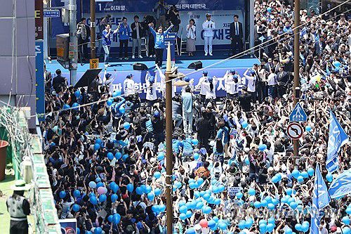 지지자들에게 인사하는 이재명 후보(부산=연합뉴스) 황광모 기자 = 더불어민주당 이재명 대선 후보가 14일 부산 부산진구 서면 젊음의 거리에서 열린 유세에서 지지자들에게 인사하고 있다. 2025.5.14 [공동취재] hkmpooh@yna.co.kr