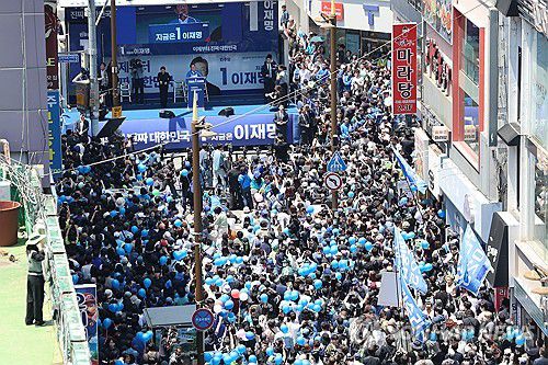 부산서 지지 호소하는 이재명 후보(부산=연합뉴스) 황광모 기자 = 더불어민주당 이재명 대선 후보가 14일 부산 부산진구 서면 젊음의 거리에서 열린 유세에서 지지를 호소하고 있다. 2025.5.14 [공동취재] hkmpooh@yna.co.kr
