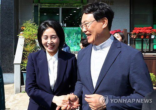 조영대 신부 만난 김혜경 여사(광주=연합뉴스) 정다움 기자 = 더불어민주당 이재명 대선 후보의 배우자 김혜경 여사가 14일 오후 광주 남구 봉선동 사회복지시설인 소화자매원에서 조영대 신부와 인사를 나누고 있다. 김 여사는 이날 오전 광주 남구 노대동 빛고을노인건강타운에서 배식 자원봉사활동을 한 뒤 오월어머니집에서 오월어머니들과 면담했다. 2025.5.14 daum@yna.co.kr