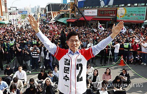 김문수 후보, 밀양관아앞 유세(밀양=연합뉴스) 박동주 기자 = 국민의힘 김문수 대선 후보가 14일 경남 밀양시 밀양관아앞에서 유세하고 있다. 2025.5.14 [공동취재] pdj6635@yna.co.kr